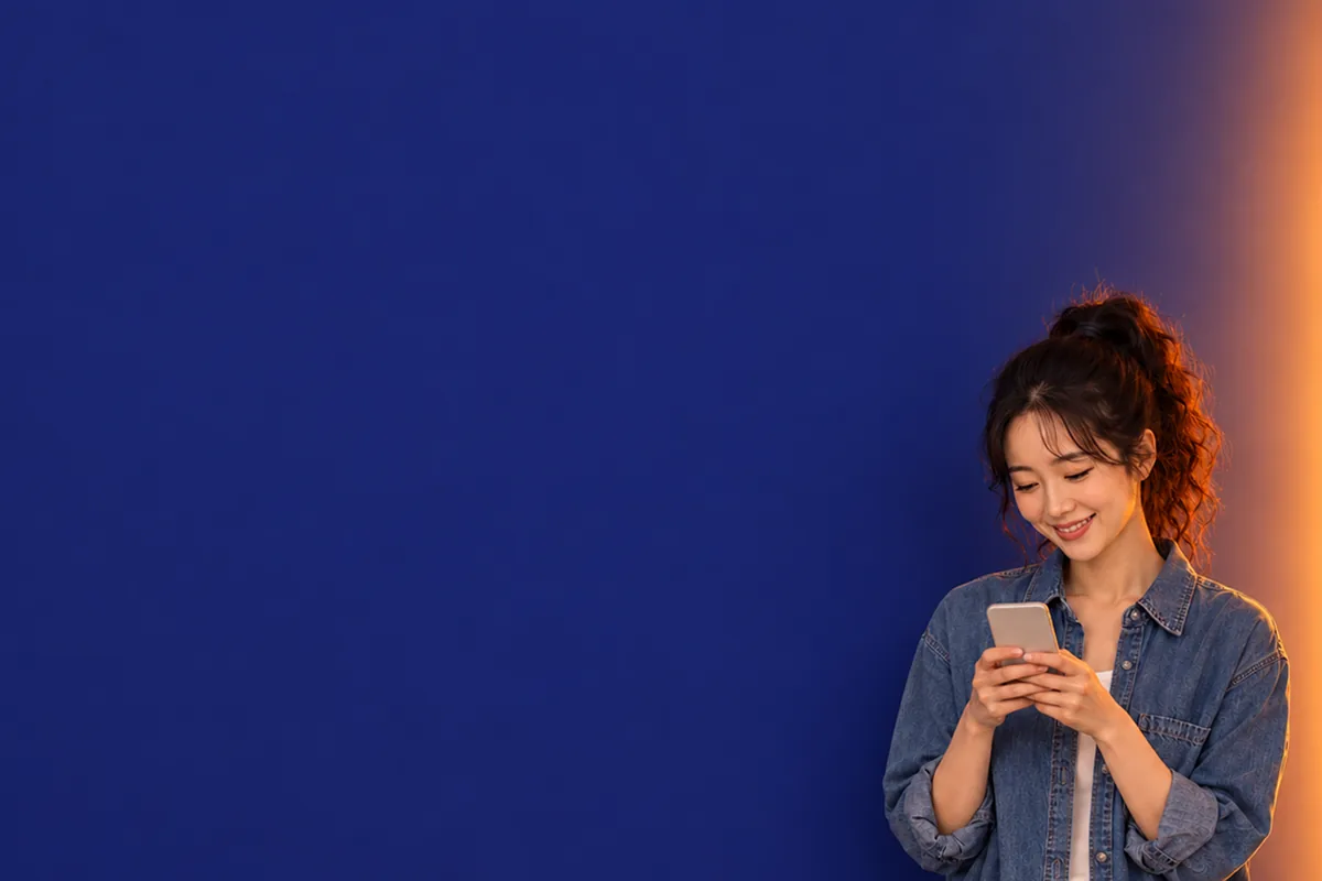 머니트리 현금화 휴대폰과 충전형 카드를 함께 쥔 손 24시 바로